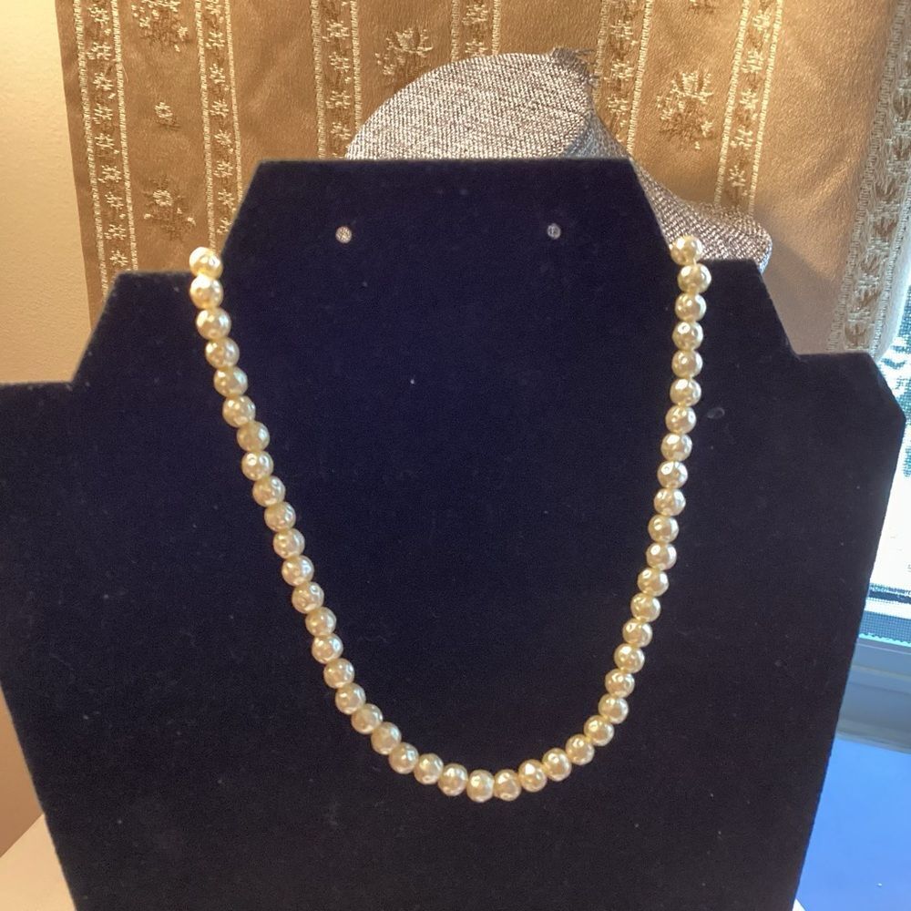 Elegant Faux Pearl Necklace